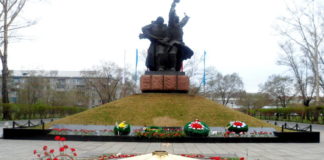 Накануне празднования Дня Победы в Хакасии возложили цветы к Мемориалу воинской славы