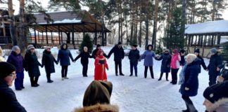 Участники Клуба инвалидов по зрению отметили Масленицу вкусными блинами с горячим чаем