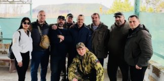 Руководитель ансамбля песни и танцы «Жарки» Анна Бурнакова исполнила хакасские песни участникам СВО на Донбассе