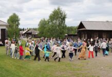 Два народных коллектива Центра имени Кадышева выступили на празднике «Троица в Шушенском»