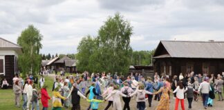 Два народных коллектива Центра имени Кадышева выступили на празднике «Троица в Шушенском»