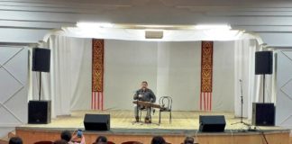 Популярные артисты Хакасии провели мастер-класс по исполнению героического эпоса