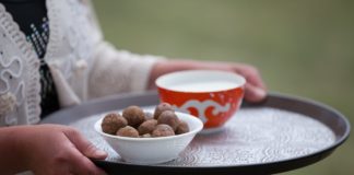 Виртуальный Тун пайрам: Как сделать лакомство из талгана и молотой черёмухи?
