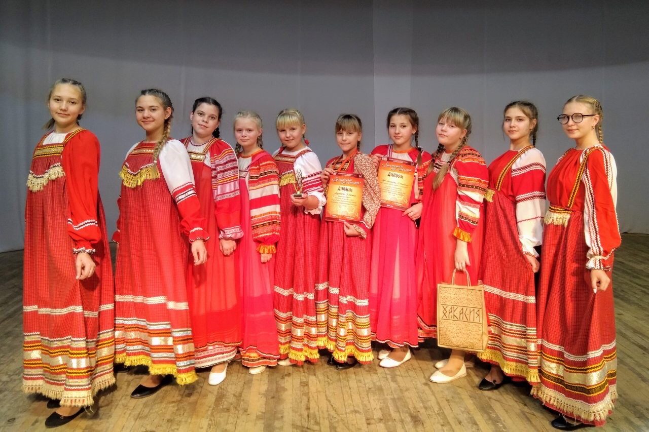 На фото Управления культуры, молодежи, спорта иОбразцовый коллектив народной песни «Росиночка» из Дома культуры «Металлург»).